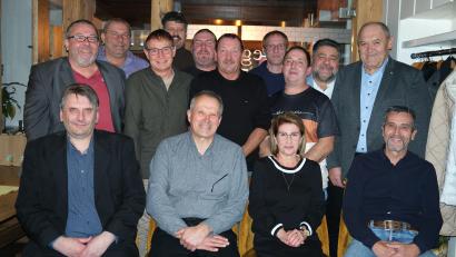 Bild: Hirsch
Werkleiter Josef Meßmann und Betriebsratsvorsitzender Sükrü Atas (stehend von rechts) ehrten langjährige Buchtal-Mitarbeiter. Sitzend von links die "Altersjubilare" Thomas Schatz, Martin Schanderl, Roza Rossmann und Günter Irlbacher.