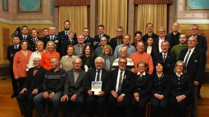 Bild: wel
Bürgermeister Martin Birner (obere Reihe, Mitte), seine Stellvertreterin Margit Reichl (obere Reihe, Fünfte von rechts), Stellvertretender Landrat Richard Tischler (obere Reihe, rechts) und Landtagsabgeordneter Martin Scharf (obere Reihe, Dritter von rechts) freuen sich mit den Geehrten.