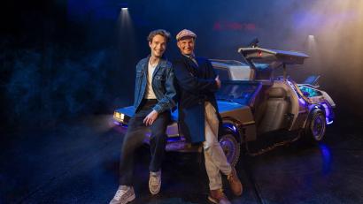 Bild: Morris MacMatzen/Stage Entertainement/dpa
Ab in die Vergangenheit - und zwar mit dem DeLorean: Wer in Hamburg das Kultauto in dem Musical „Zurück in die Zukunft“ fahren darf, steht jetzt fest. Es sind die Musicaldarsteller Raphael Groß und Jan Kersjes.