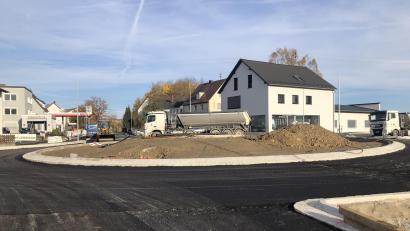 Bild: wro
Der Kreisel in Fichtenschacht geht seiner Vollendung entgegen.