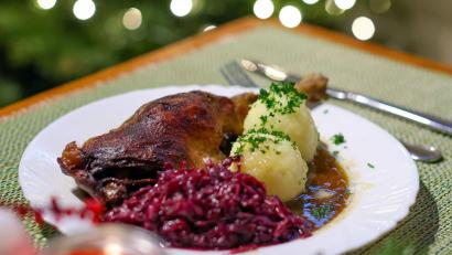Bild: Jan Woitas/dpa-Zentralbild/ZB
Da läuft einigen das Wasser im Mund zusammen, aber nicht allen: eine Portion knusprige Gänsekeule mit Rotkohl und Klößen. (Archivbild)