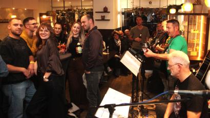 Bild: Hirsch
Blick in das "Süße Eck": Dort drängten sich die Leute gut gelaunt um die Live-Band "Schmex", die sich mit ihren Songs durch die Musikgeschickte coverte.