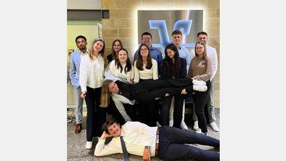 Bild: exb/VR-Bank
Voll motiviert: Die Azubis der VR Bank aus dem 2. und 3. Lehrjahr starten in der Filiale Sebastianpassage durch.