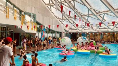 Bild: Karoline Gajeck-Scheuck
Rund 1500 Besucher strömten zur Jubiläumsfeier ins Kurfürstenbad Amberg.