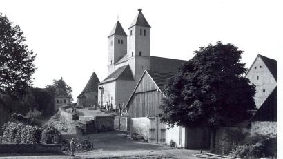 Bild: Erika Groth-Schmachtenberger 
Das Bild zeigt die Kirche St. Peter und Paul in Perschen und wurde 1955 gemacht.