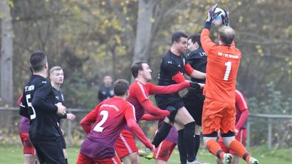 Bild: Hubert Ziegler
Den vollen Überblick behält in dieser Szene bei einer Riedener Ecke Torhüter Alexander Köck (ganz rechts) vom TuS-WE Hirschau gegen Sven Florek und Youssef El Mankouchi (schwarze Trikots, von rechts) vom FC Rieden, während sich Alexander Feuchtmeyer und Johannes Nepomuk Schuster (rote Trikots, von links) vom TUS-WE Hirschau in der Beobachterrolle befinden. Die Partie endete 0:0.