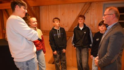 Bild: jr
Die teilnehmenden Jugendlichen Jonah Andritzky, Sofia Schiedeck, Clemens Seebauer, Luiz Wenisch und Laurenz Schwan (von links).suchen nach dem offiziellen Teil das Gespräch mit Bürgermeister Max Bindl (rechts).