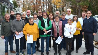 Bild: jr
Zum Teil seit Jahrzehnten tragen diese Zustellerinnen und Zusteller bei fast jedem Wetter die Zeitung von Oberpfalz-Medien im Bereich Stiftland aus. Beim Trägertreffen am Montagmittag im Gasthaus Finkenstich wurden sie gebührend geehrt. Mit dabei war Oberpfalz-Medien-Geschäftsführer Johannes Zettl (rechts).