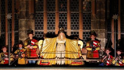 Bild: Daniel Karmann/dpa
So prunkvoll wie hier bei der Eröffnung des Nürnberger Christkindlesmarktes 2024 soll auch das Kostüm des neuen Christkinds Nora Falk aussehen. (Archivbild)