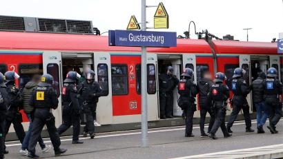 Bild: Uli Von Mengden/dpa
Fans des FSV Mainz 05 haben vor dem Spiel bei Eintracht Frankfurt einen Beamten tätlich angegriffen und verletzt.