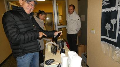 Bild: hdk
Am Stand der Familie Lederer konnten Besucher selbst gemachte Öle probieren.