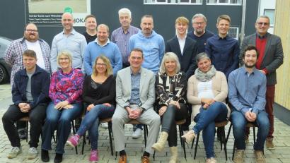 Bild: adj
Die Kandidaten der SPD für die Kommunalwahlen 2026. Bürgermeister Ernst Schicketanz (vorne, Mitte) möchte die Geschicke der Gemeinde Altenstadt weiterhin steuern.