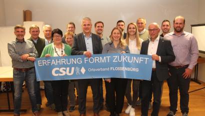 Bild: pi
Die CSU Flossenbürg geht mit dem amtierenden Bürgermeister Thomas Meiler (Siebter von links) in den Kommunalwahlkampf.