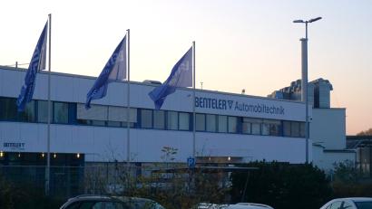 Bild: jut
Der Autozulieferer Benteler plant in Schwandorf einen größeren Stellenabbau. Gewerkschaft und Betriebsrat üben scharfe Kritik daran.