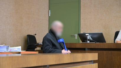 Bild: Malin Wunderlich/dpa
Der Priester schwieg erst zu den Vorwürfen - und sprach dann ganz zum Schluss.