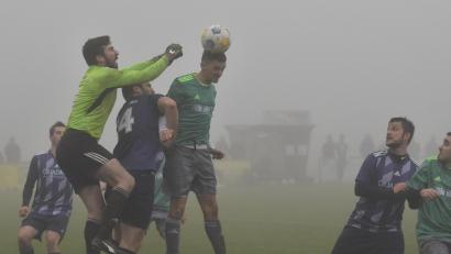Bild: Hans Mark
Manuel Löffelmann (beim Kopfball) macht in dieser Szene das 2:1 für den FC OVI/Teunz. Schmidgadens Torwart Lukas Prem kommt zu spät. Am Ende durfte sein Team aber mit dem 2:2 doch noch einen Punkt mitnehmen.