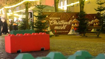 Archivbild: Kunz
Derzeit setzt Weiden auf Betonpoller (ohne Rollen), um Veranstaltungen wie den Christkindlmarkt zu schützen. In Zukunft will die Stadt auf modernere Systeme setzen.