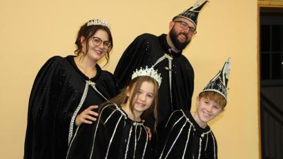 Bild: kro
Die Bewegungen zum "Bobfahrer"-Lied haben beide Tirschenreuther Prinzenpaare schon drauf. Vorne das Kinderprinzenpaar Eva I. und Theo I, dahinter Nathalie I. und Tim I.