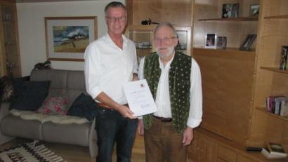 Bild: fg
Bürgermeister Hermann Falk (links) gratuliert Joachim Friedrich zu seinem 80.Geburtstag.