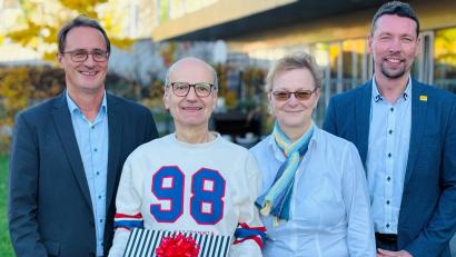 Bild: Mariella Kramer
Geschäftsführer Bernhard Albrecht (links), Prokurist Christian Schafbauer (rechts) und die pädagogische Leitung und Vertrauensperson Verena Heilmann bedankten sich bei Joachim Gradl (Zweiter von links) für sein langjähriges Engagement als Werkstattratsvorsitzender.