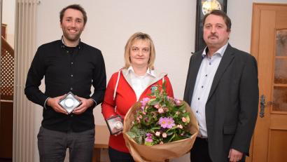 Bild: Richard Braun
Bürgermeister Reinhard Schwarz (rechts) würdigte die Leistungen von Renate Schönberger, Tobias Lehner und Josef Schwandner (nicht im Bild) mit der Verleihung der Verdienstmedaille der Gemeinde Trausnitz.