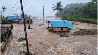 Bild: ---/Catanduanes LGU/XinHua/dpa
„Fung-Wong“ löste teilweise schwere Überflutungen aus.