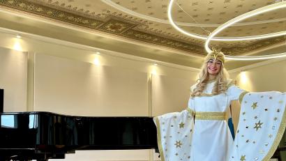 Bild: Janka Hannemann-Mathes
Wunderschön wird Johanna Möstl ausschauen, wenn sie als Christkind ans Fenster des Bürgermeisterbüros geht und von oben mit den Kindern spricht. Erste Probeläufe hat die 15-Jährige bereits hinter sich.