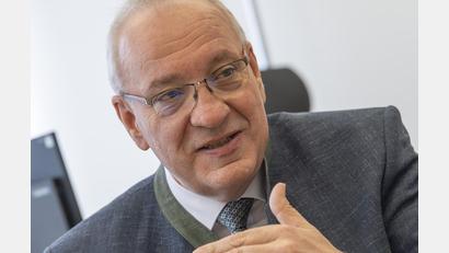 Bild: Bezirk Oberpfalz/exb
Bezirkstagspräsident Franz Löffler bei der Vorstellung des Haushaltsentwurfs 2026.