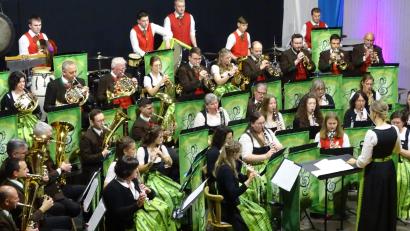 Bild: Houschka
Die Jugendblaskapelle Fensterbach schuf bei ihrem Jahreskonzert in der Dürnsrichter Schulturnhalle faszinierende Klangbilder. Dirigiert wurden die 50 Musikerinnen und Musiker von Lena Breitschaft (rechts vorne).