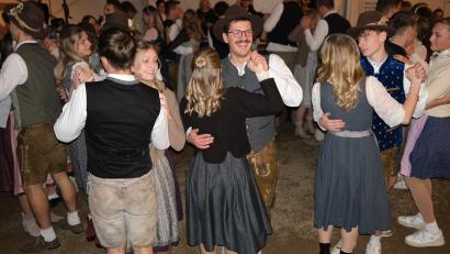 Bild: Hirsch
Die Kirwapaare mit Maresa Schieder und Kilian Plank an der Spitze tanzten Walzer, Polka und Zwiefache.