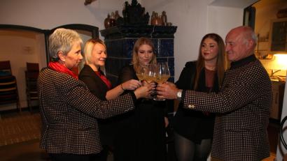 Bild: sne
Claudie Kirchhofer, Marina Ertl, Ann-Kathrin Sutton, Christina Ott und Ludwig Kirchhofer (von links) stoßen mit dem frisch getauften "Vino Novello Trio" an.