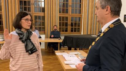 Bild: ck
Stadträtin Petra Reil (hier bei der Vereidigung durch Bürgermeister Andreas Wutzlhofer) wird den Stadtrat Vohenstrauß im Januar 2026 verlassen. Die Bautechnikerin aus Kaimling tritt dann nämlich ihre Stelle im Bauamt der Stadt an und verliert damit laut Gemeindeordnung ihr Stadtratsmandat für die FDP/UW.