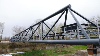 Archivbild: mab
Die Förderbrücke bringt Kies und Quarzsand zur Aufbereitung über die Naab. Der Materialtransport auf Lastwagen durch Asbach ist dadurch hinfällig.