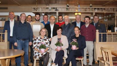 Bild: sis
Die CSU Birgland hat sich für die Kommunalwahl aufgestellt. Zur Wahl antreten werden (vorne, von links) Sonja Übler, Erika Loos, Heike Übler sowie (hinten, ab Zweiter von links) Uwe Herrmann, Thomas Renner, Max Bodendörfer, Sebastian Loos, Maximilian Graf, Daniel Fischer, Hans Süß und Jan Loose (Zweiter von rechts). Harald Schwartz (links) sowie Landrat Richard Reisinger (Dritter von rechts) und Dieter Dehling (rechts) gratulierten.