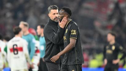 Bild: Bernd Weißbrod/dpa
Wieder nichts: Augsburgs Trainer Wagner versucht den Verteidiger Matsima zu trösten.