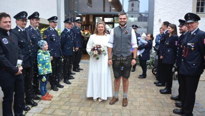 Bild: jr
Die Feuerwehr Konnersreuth und der Burschenverein „Concordia“ bereiteten Anna Lenk und Achim Franzke nach der standesamtlichen Trauung am Samstagmittag im Ratssaal des Schafferhofs ein großes Ehrenspalier.