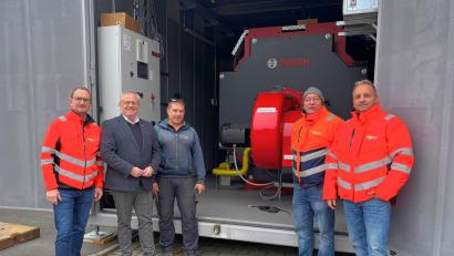 Bild: Stadt Schwandorf, Daniel Weigl/exb
Die beiden neuen Heizersatzanlagen sorgen für zusätzliche Versorgungssicherheit im Schwandorfer Fernwärmenetz. OB Andreas Feller (2. v. links) begrüßt die Investition in die Versorgungssicherheit.