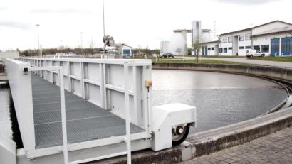 Bild: Hirsch
Die Gemeinden Schwandorf und Wackersdorf betreiben eine gemeinsame Kläranlage und investieren in die Sanierung der Faultürme (im Hintergrund) knapp zwei Millionen Euro.