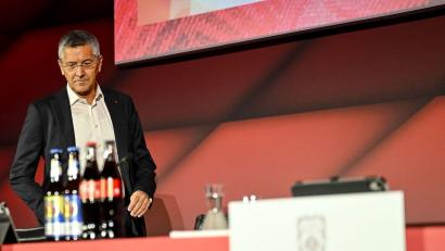 Bild: Harry Langer/dpa
Bayern-Präsident Hainer wünscht sich Maßnahmen zur Deckelung von Spieler-Gehältern. (Archivbild)