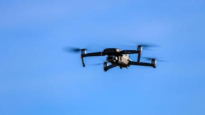 Bild: Jan Woitas/dpa
Die Polizei fahndet nach der Drohnensichtung nach dem Piloten. (Symbolbild)