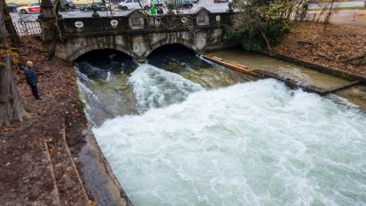 Bild: Peter Kneffel/dpa
Die Welle war kurz wieder da - jetzt ist sie wieder weg.
