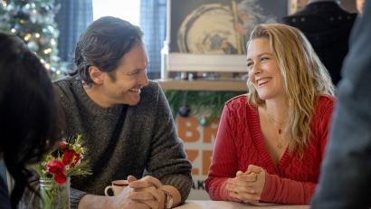 Bild: Amanda Matlovich/ Netflix/dpa
Oliver Hudson als Everett und Alicia Silverstone als Kate im neuen Netflix-Weihnachtsfilm „A Merry Little Ex-Mas“. (Start am 12. November)