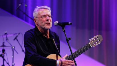 Bild: Gerald Matzka/dpa-Zentralbild/dpa
Das Lied „In meinem Garten“ von Reinhard Mey landete nach der Haftbefehl-Doku in den Charts (Archivbild).