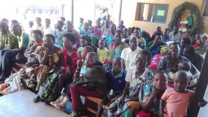 Bild: Aktion Solidarität/exb
Viele Patienten warten vor dem Krankenhaus in Ruanda.