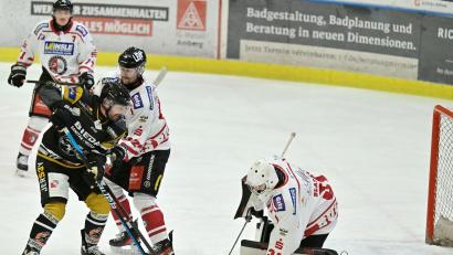 Bild: Hubert Ziegler
Benjamin Frank (links) vom ERSC Amberg erzielte den entscheidenden Treffer zum 4:3-Sieg gegen Buchloe.