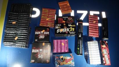 Bild: Bundespolizei
Diese Feuerwerkskörper hat die Polizei bei einem 15-Jährigen gefunden: Der Junge hatte versucht, die Pyrotechnik aus Tschechien nach Deutschland zu bringen.