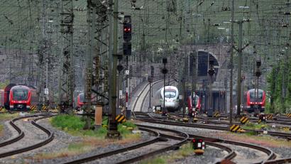 Bild: Karl-Josef Hildenbrand/dpa
Der Schienenpersonennahverkehr in Bayern boomt wie nie: Fast zwölf Milliarden Kilometer legten die Fahrgäste im vergangenen Jahr in den bayerischen Zügen zurück. (Symbolbild)