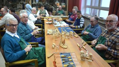 Bild: jr
Die Plößberger Schnitzer bei ihrer wertvollen Arbeit.