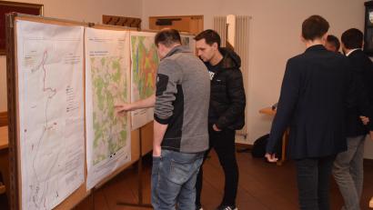 Bild: bnr
Im Rahmen der Bürgerversammlung haben Mitarbeiter der Max Bögl Wind AG über den Baustand des "Windparks Trausnitz" informiert.