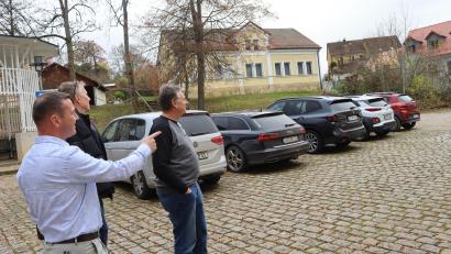 Bild: mfh
Über die künftige Nutzung des Platzes vor dem Rathaus hat sich der Münchener Architekt Martin Popp in der Gemeinderatssitzung im November 2024 geäußert. Sein Vorschlag: Der Hang hinter dem Rathaus könnte durch Sitzstufen abgefangen und zugleich als Aufenthaltsbereich gestaltet werden.
